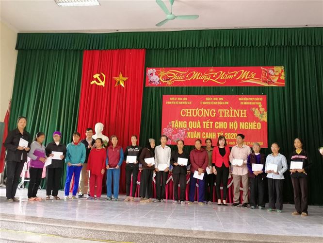 Ủy ban MTTQ Việt Nam quận Ba Đình tặng 71 suất quà tại xã Tản Hồng, huyện Ba Vì