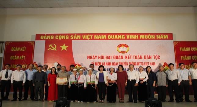 Đồng chí Phùng Thị Hồng Hà dự Ngày hội Đại đoàn kết tại thôn Dân Lập, xã Yên Bình, huyện Thạch Thất