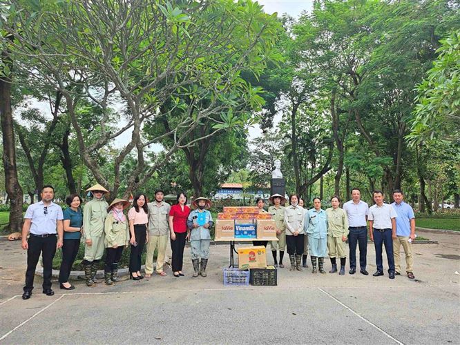 Quận Hai Bà Trưng thăm hỏi, tặng quà động viên các lực lượng làm nhiệm vụ phòng chống bão lụt và khắc phục hậu quả sau cơn bão số 3