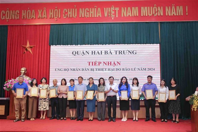 Nhân dân và cán bộ quận Hai Bà Trưng ủng hộ Nhân dân các địa phương  bị thiệt hại do bão lũ số tiền gần 2,5 tỷ đồng 