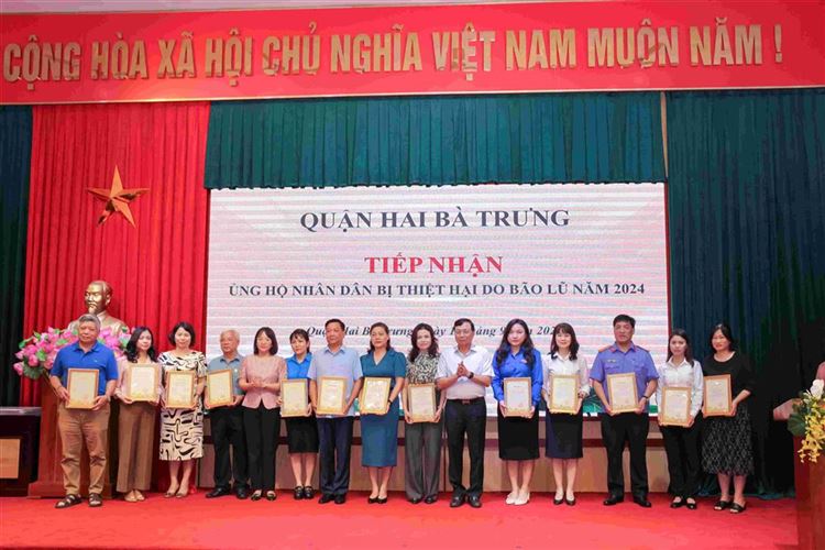 Nhân dân và cán bộ quận Hai Bà Trưng ủng hộ Nhân dân các địa phương  bị thiệt hại do bão lũ số tiền gần 2,5 tỷ đồng 