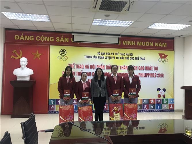 Ủy ban MTTQ Việt Nam Thành phố thăm, tặng quà vận động viên đạt thành tích tại SEAGames 30 có hoàn cảnh đặc biệt khó khăn