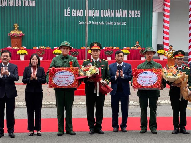 Lãnh đạo Uỷ ban MTTQ Việt Nam quận Hai Bà Trưng  tặng quà, động viên 102 tân binh lên đường nhập ngũ năm 2025