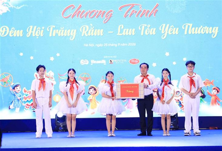 Bí thư Thành ủy Hà Nội Trần Đức Thắng vui Tết Trung thu cùng 1.000 thiếu nhi Thủ đô