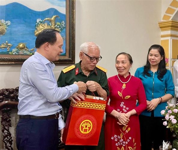 Đồng chí Nguyễn Ngọc Tuấn thăm, tặng quà gia đình chính sách tại quận Bắc Từ Liêm