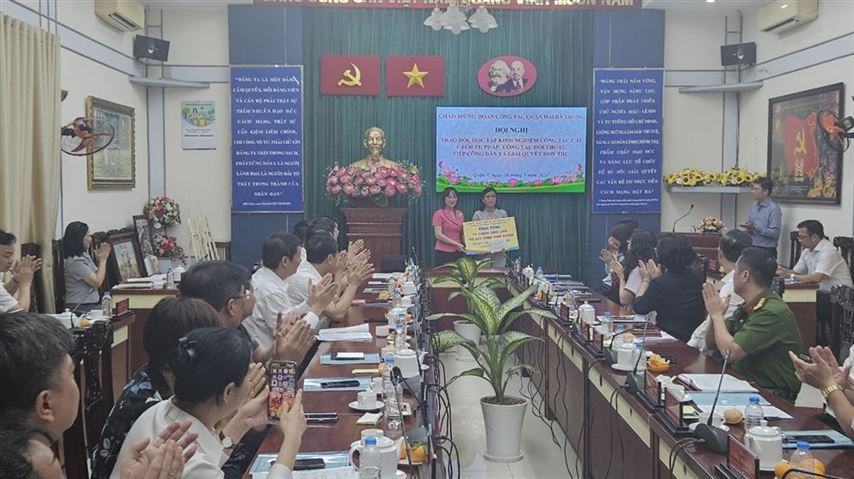 Quận Hai Bà Trưng đến thăm, làm việc và tặng quà các hộ gia đình khó khan tại Quận 5, TP. Hồ Chí Minh
