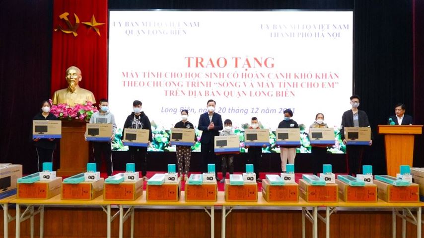Ủy ban MTTQ Việt Nam quận Long Biên trao tặng máy tính cho 32 học sinh có hoàn cảnh khó khăn trên địa bàn quận 