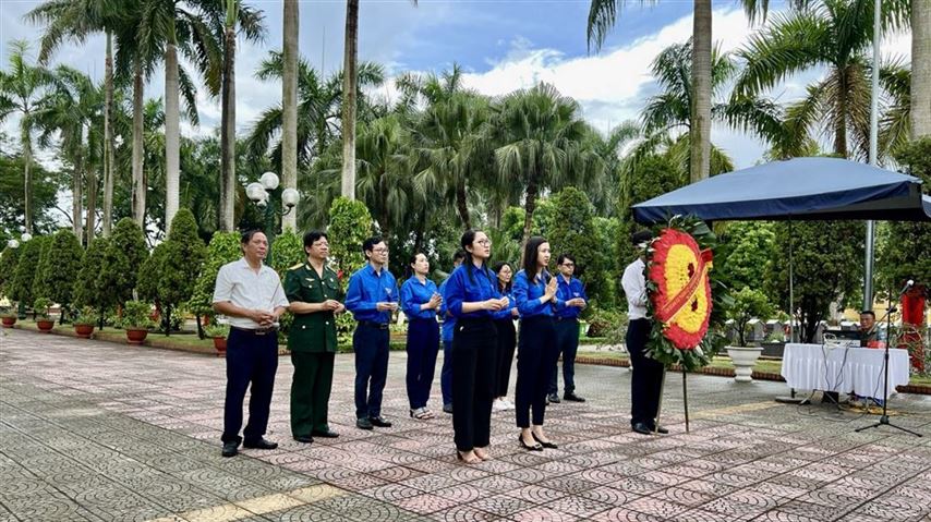 Tuổi trẻ cơ quan Ủy ban MTTQ Việt Nam thành phố Hà Nội tri ân các Anh hùng liệt sỹ và tặng quà các gia đình chính sách