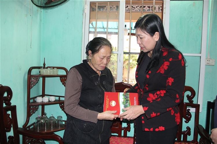 Chủ tịch Ủy ban MTTQ Việt Nam thành phố Nguyễn Lan Hương thăm hỏi, động viên ba gia đình liệt sỹ hy sinh tại xã Đồng Tâm