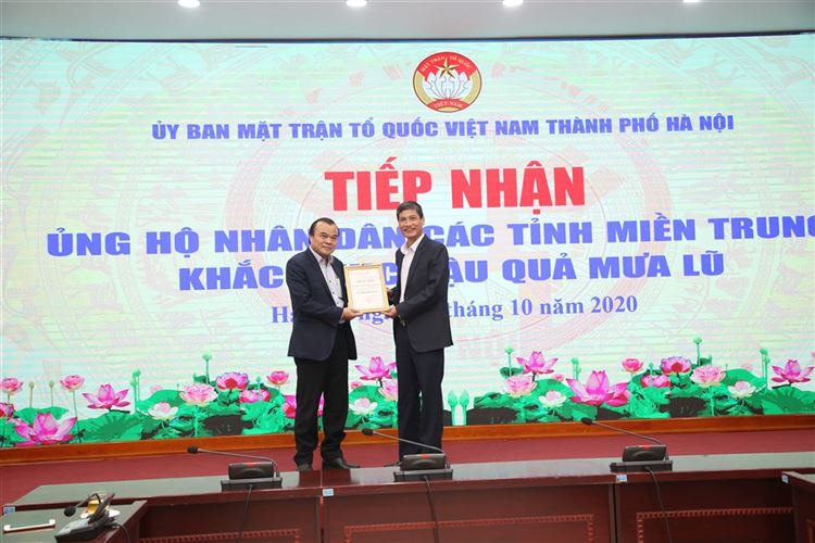 Cơ quan Thành ủy Hà Nội ủng hộ đồng bào miền Trung bị thiệt hại do mưa lũ