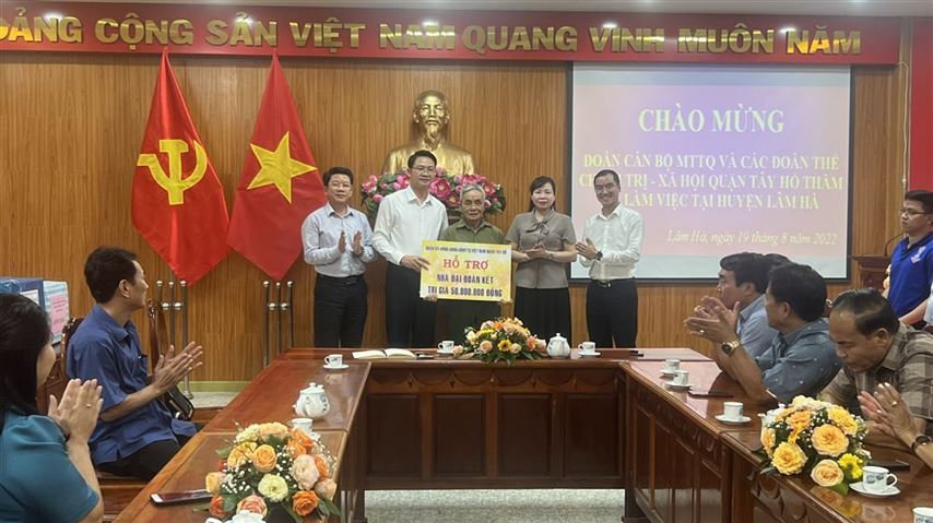 Đoàn công tác Ủy ban MTTQ Việt Nam và các đoàn thể chính trị - xã hội quận Tây Hồ đến thăm và tặng quà tại huyện Lâm Hà, Tỉnh Lâm Đồng