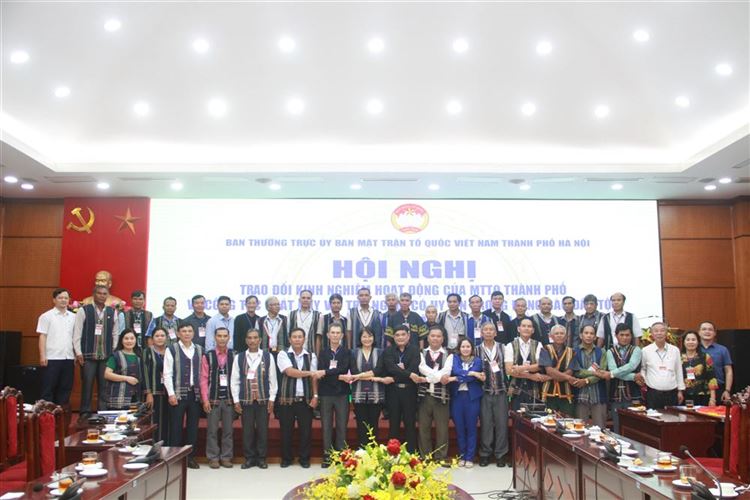 Trao đổi kinh nghiệm hoạt động của MTTQ Thành phố về công tác phát huy vai trò người có uy tín trong đồng bào dân tộc với Đoàn đại biểu huyện Lâm Hà, tỉnh Lâm Đồng.