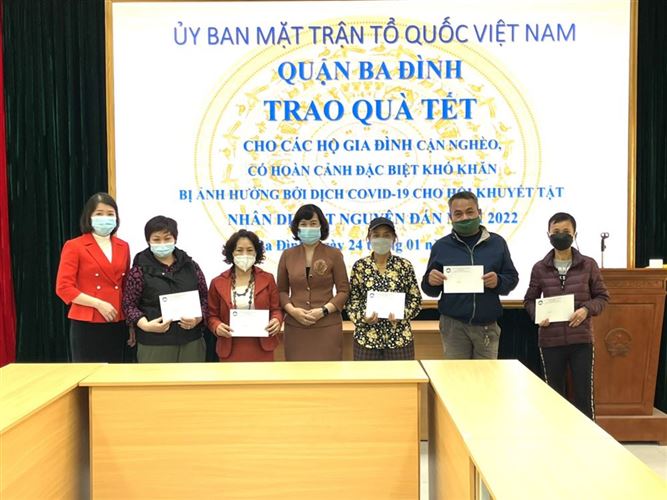 Ủy ban MTTQ Việt Nam quận Ba Đình trao quà Tết nguyên đán Nhâm Dần 2022