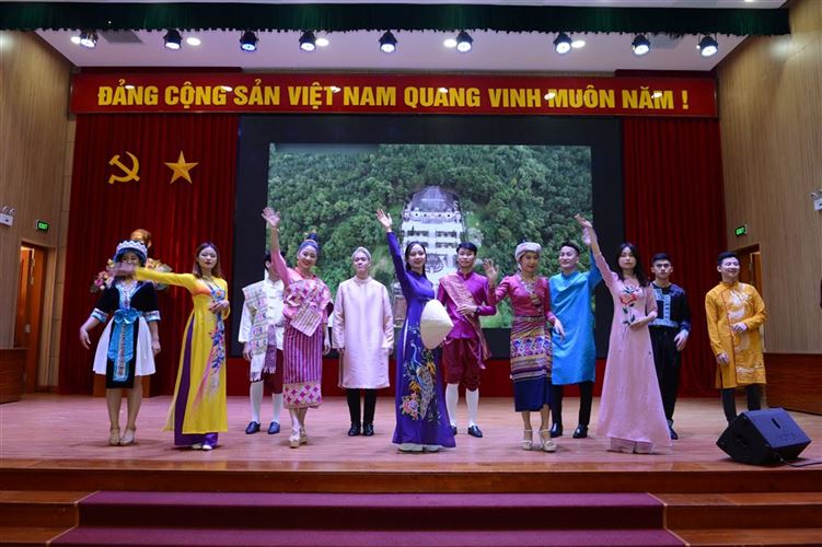 Uỷ ban MTTQ Việt Nam quận Hai Bà Trưng tổ chức thành công  Ngày hội “Thắm tình đoàn kết hữu nghị  đặc biệt Việt Nam - Lào”