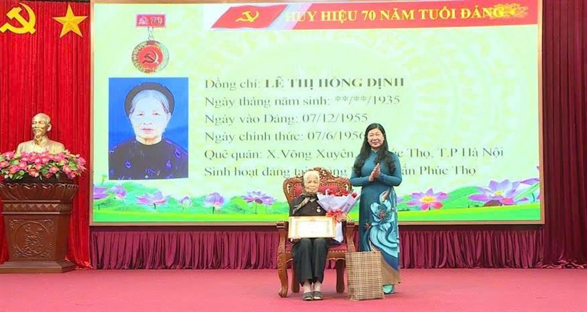 Phúc Thọ: Trao Huy hiệu Đảng đợt 7-11 tặng 105 đảng viên