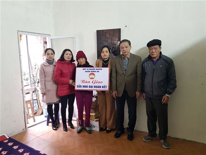 Ủy ban MTTQ Việt Nam quận Đống Đa bàn giao nhà sửa Đại đoàn kết