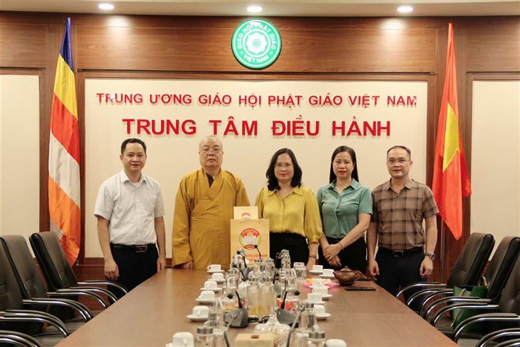 Thăm, tặng quà Trưởng lão Hòa thượng Thích Thanh Nhiễu nhân kỷ niệm 79 năm Ngày Thương binh - Liệt sĩ