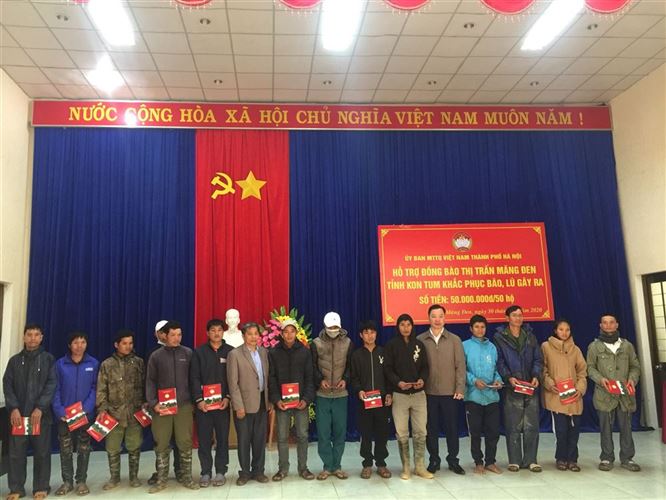 Ủy ban MTTQ Việt Nam thành phố Hà Nội thăm và hỗ trợ nhân dân tỉnh Kom Tum khắc phục hậu quả thiên tai