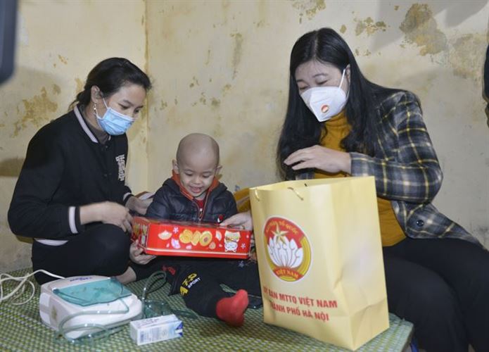Chủ tịch Ủy ban MTTQ Việt Nam TP tặng quà cho bệnh nhi và bà mẹ sinh non có hoàn cảnh khó khăn không về quê đón Tết 