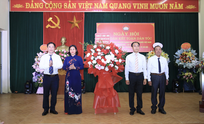 Phó Bí thư Thường trực Thành ủy Nguyễn Thị Tuyến chung vui Ngày hội Đại đoàn kết tại huyện Thanh Trì