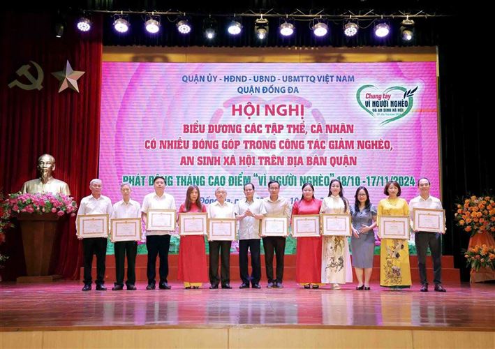 Quận Đống Đa tổ chức hội nghị biểu dương, khen thưởng các tập thể, cá nhân có nhiều đóng góp trong công tác giảm nghèo, an sinh xã hội quận; phát động tháng cao điểm “Vì người nghèo”năm 2024