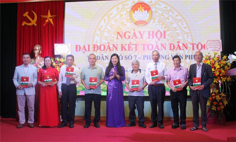 Chủ tịch Ủy ban MTTQ Việt Nam TP Hà Nội chung vui Ngày hội Đại đoàn kết với người dân quận Tây Hồ