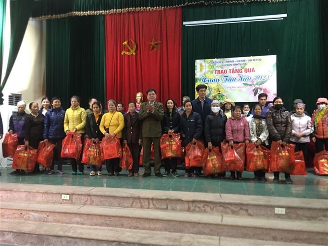 Ủy ban Mặt trận Tổ quốc Việt Nam huyện Ứng Hòa trao tặng quà 45 hộ nghèo, 297 hộ cận nghèo trên địa bàn huyện