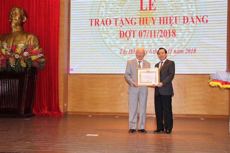 Đồng chí Vũ Hồng Khanh trao tặng huy hiệu 70 năm tuổi Đảng tại quận Tây Hồ