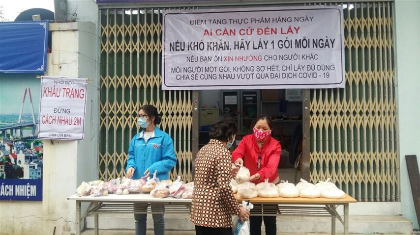 Phát 300 suất quà miễn phí cho người khó khăn trên địa bàn phường Phúc Xá, quận Ba Đình