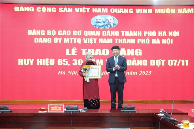 Đảng bộ MTTQ Việt Nam thành phố Hà Nội trao Huy hiệu Đảng đợt 7-11