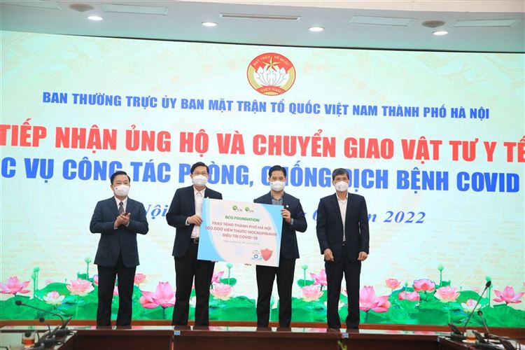 Ủy ban MTTQ Việt Nam Thành phố tiếp nhận ủng hộ, chuyển giao vật tư y tế phục vụ công tác phòng, chống dịch bệnh Covid-19
