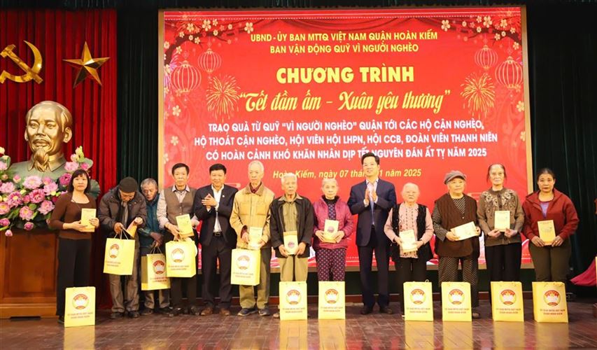 Hoàn Kiếm trao tặng 369 suất quà  tại chương trình “Tết đầm ấm - Xuân yêu thương”