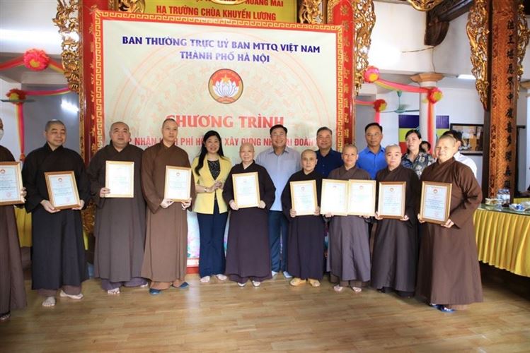 Tiếp nhận kinh phí hỗ trợ xây dựng Nhà Đại đoàn kết của Giáo hội Phật giáo quận Hoàng Mai 