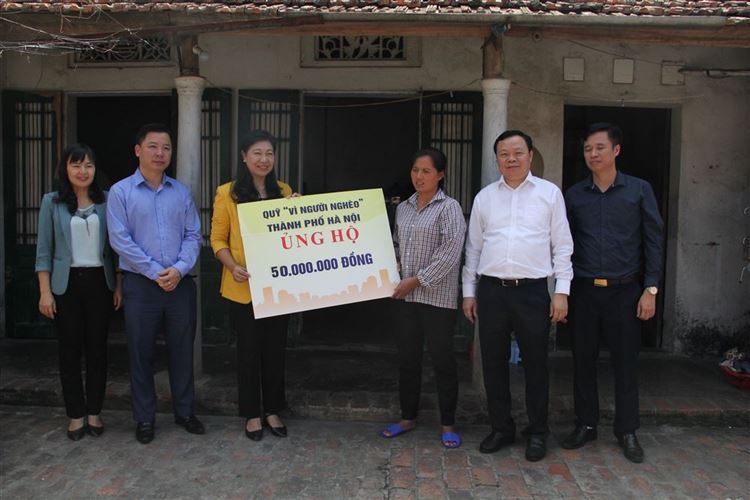 Ủy ban MTTQ Việt Nam thành phố Hà Nội thăm và tặng quà gia đình cháu Hoàng Thị Dậu có hoàn cảnh khó khăn