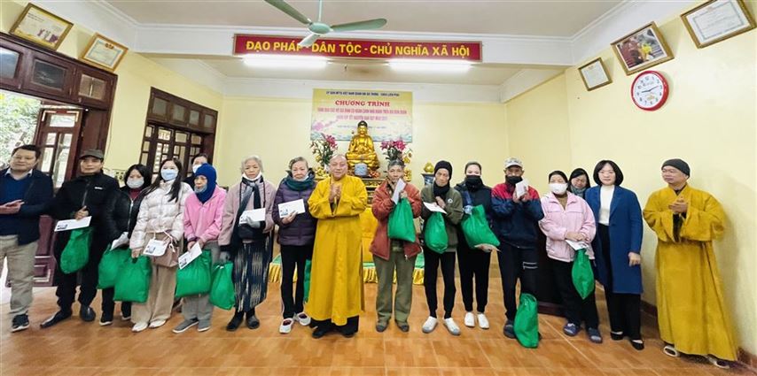 Ủy ban MTTQ Việt Nam quận Hai Bà Trưng phối hợp với chùa Liên Phái tặng quà cho 200 hộ gia đình khó khăn dịp Tết Nguyên Đán Quý Mão