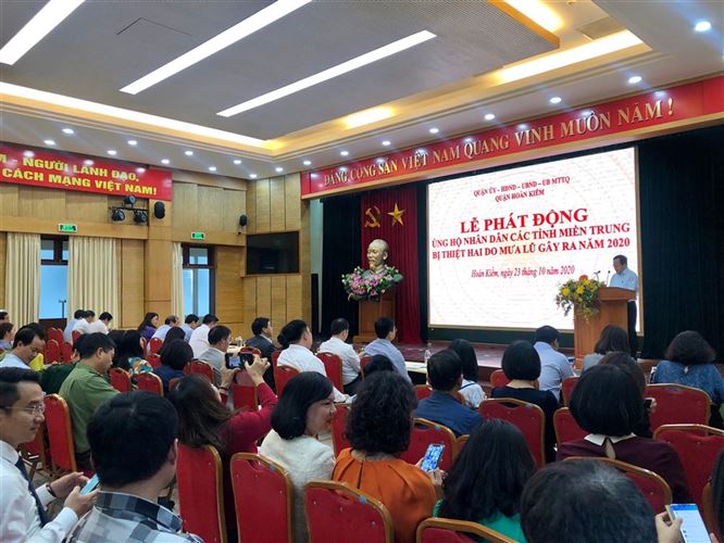 Quận Hoàn Kiếm tổ chức phát động toàn dân tham gia ủng hộ đồng bào  miền Trung  bị thiệt hại do mưa lũ gây ra năm 2020