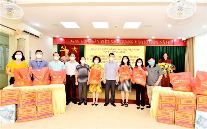 Quận Hoàn Kiếm trao quà hỗ trợ tới lực lượng tuyến đầu và người dân khu cách ly y tế liên quan chùm ca bệnh Covid-19 bệnh viện Việt Đức