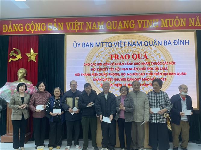 Ủy ban MTTQ Việt Nam quận Ba Đình tổ chức trao quà Tết cho các gia đình có hoàn cảnh khó khăn trên địa bàn quận nhân dịp Tết Nguyên đán Quỹ Mão 2023.