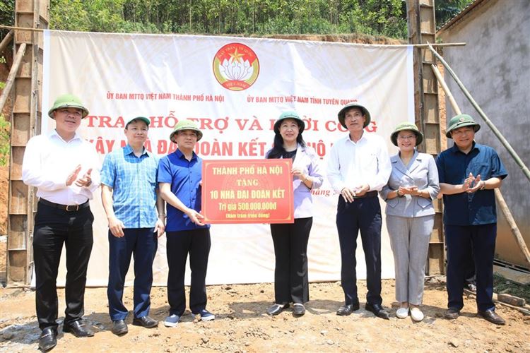 Ủy ban MTTQ Việt Nam thành phố Hà Nội hỗ trợ Tuyên Quang 500 triệu đồng làm Nhà Đại đoàn kết