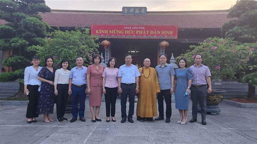 Ban Thường trực Ủy ban MTTQ Việt Nam quận Hai Bà Trưng tham gia đoàn lãnh đạo Quận thăm, chúc mừng chức sắc Phật giáo nhân Đại lễ Phật đản Phật lịch 2567