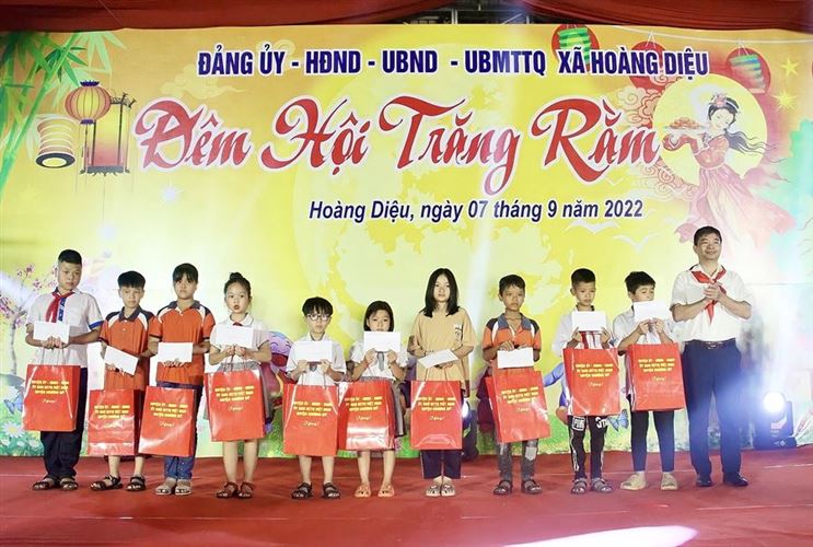 Lãnh đạo Ủy ban MTTQ Việt Nam huyện Chương Mỹ dự “Đêm hội trăng rằm”, tặng quà thiếu nhi tại xã Hoàng Diệu