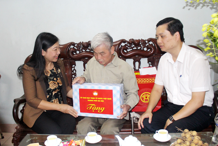 Chủ tịch Ủy ban MTTQ Việt Nam Thành phố Hà Nội thăm, tặng quà gia đình chính sách tiêu biểu huyện Thanh Trì