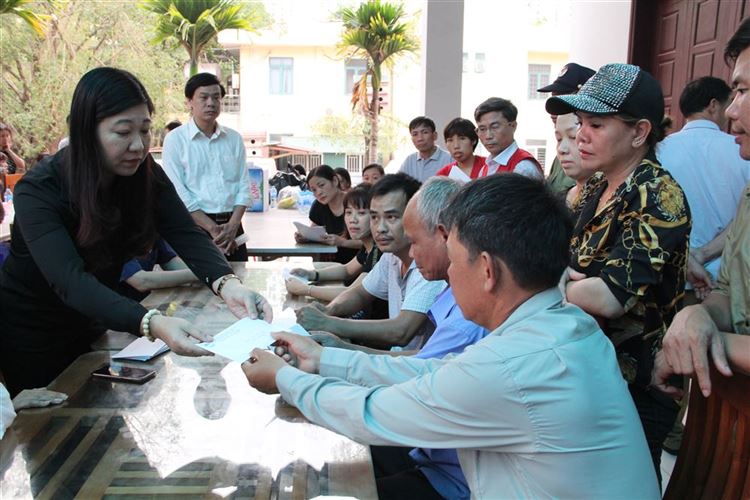 Lãnh đạo Ủy ban MTTQ Việt Nam thành phố Hà Nội Thăm hỏi các gia đình nạn nhân vụ cháy xưởng tại phường Trung Văn, quận Nam Từ Liêm
