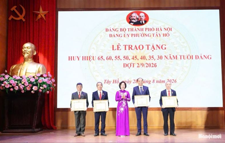 Chủ tịch Ủy ban MTTQ Việt Nam thành phố Hà Nội Bùi Huyền Mai trao Huy hiệu Đảng tại phường Tây Hồ