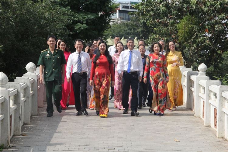 Đoàn đại biểu Ủy ban MTTQ Việt Nam TP và các tổ chức chính trị - xã hội TP dâng hoa tại tượng đài Bác Hồ - Bác Tôn