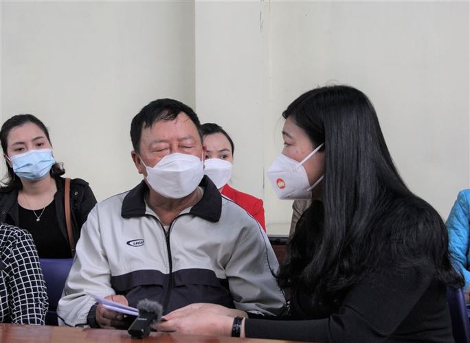 Chủ tịch Ủy ban MTTQ Việt Nam TP Hà Nội Nguyễn Lan Hương thăm hỏi, hỗ trợ nạn nhân bị hỏa hoạn xảy ra tại quận Đống Đa