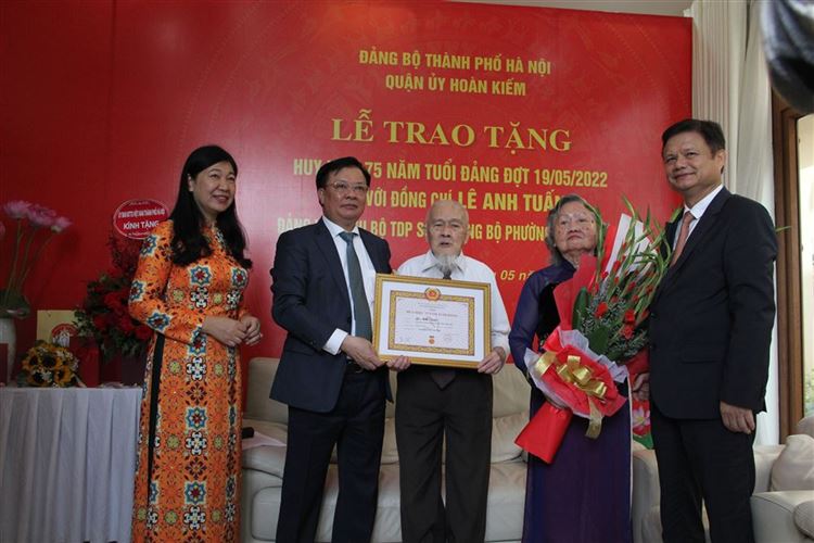 Bí thư Thành ủy Hà Nội Đinh Tiến Dũng trao Huy hiệu 75 năm tuổi Đảng cho đảng viên lão thành