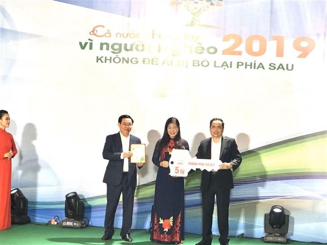 Thành phố Hà Nội ủng hộ 5 tỷ đồng tại Chương trình “Cả nước chung tay vì người nghèo” năm 2019