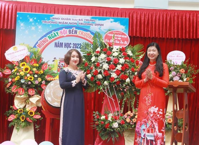 Chủ tịch Ủy ban MTTQ Việt Nam TP Nguyễn Lan Hương dự khai giảng tại Trường Mầm non Trương Định