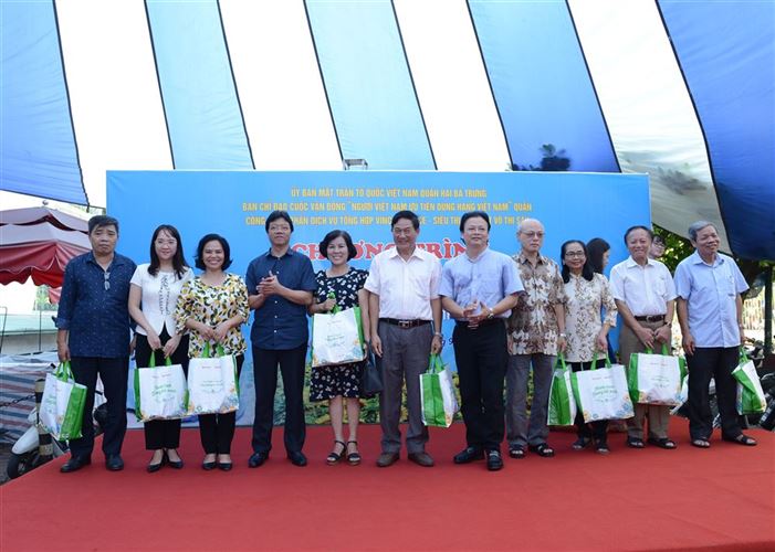 Quận Hai Bà Trưng tuyên truyền giới thiệu hàng Việt đến với người tiêu dùng; Vận động Nhân dân không sử dụng túi nilon, sản phẩm nhựa dùng một lần